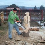 La Rădeşti, Un tânăr s-a făcut remarcat prin sculpturile în lemn făcute cu drujba