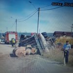 La Țițești, un camion încărcat cu lemne s-a răsturnat peste o mașină