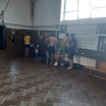 Clubul Sportiv Muscel – „stână fără câini” și „cloșca cu ouăle de aur” pentru antrenorul de kickboxing, Irinel Bădulescu!!!! Ieri seară, el își apăra patria iar o parte din sportivii săi, toți minori se antrenau de capul lor în ringul din sala de box!!!! Nu-i bai, bani să iasă!!!!!